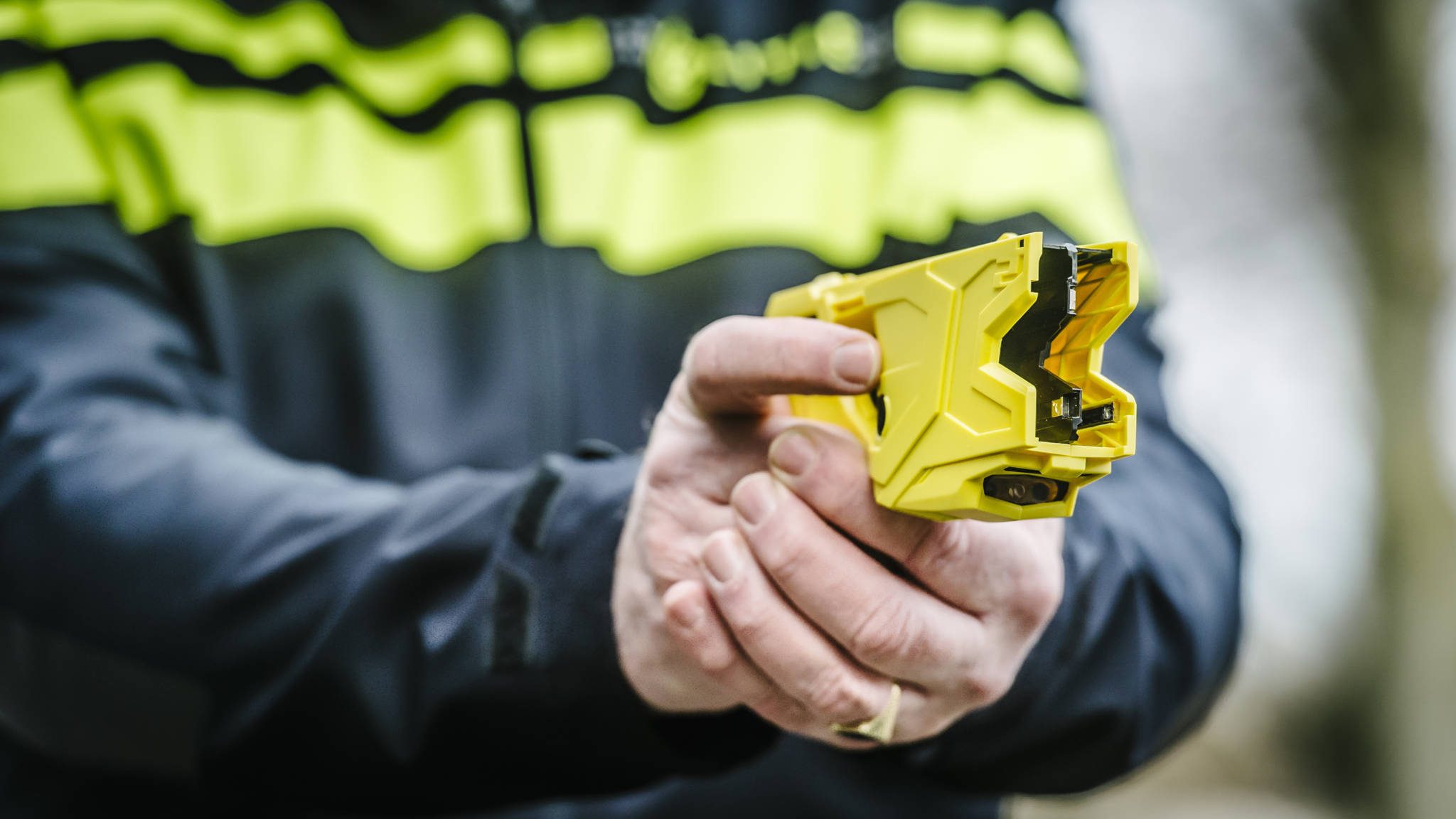 De politie gaat stroomstootwapens (tasers) bij zich dragen