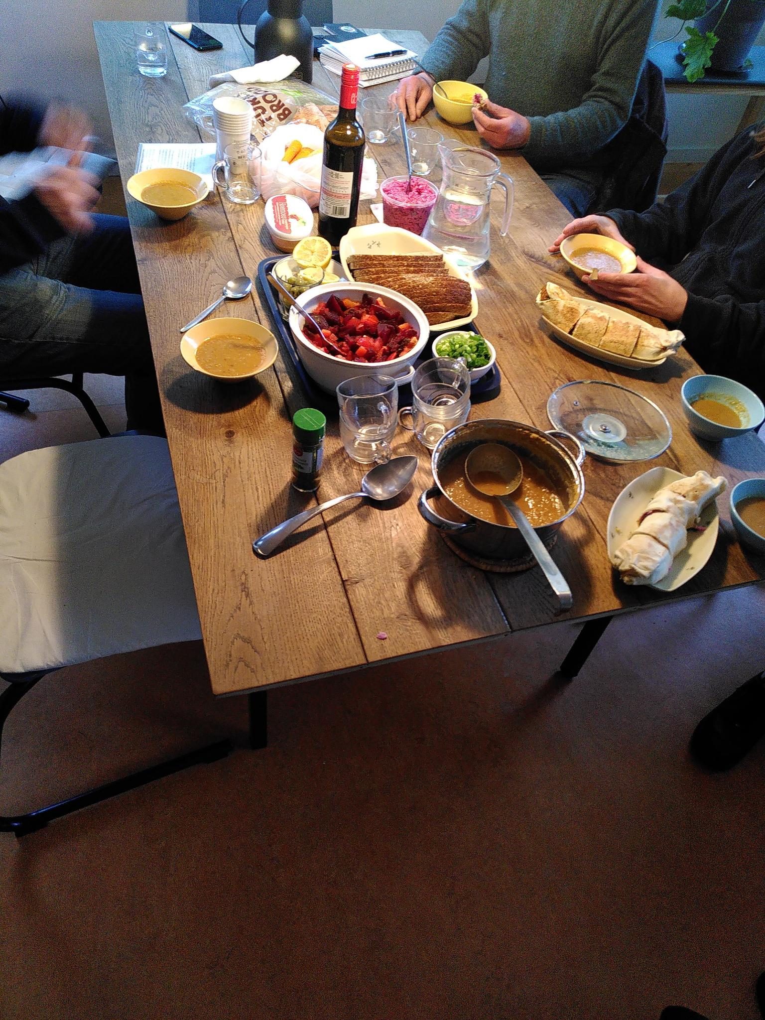 Potluck & Politics  – thema WONEN – 25 april 2024